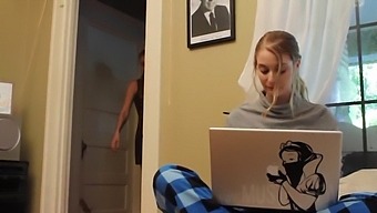 Dani Daniels Og Hendes Stedsøster Hengiver Sig Til Passioneret Lesbisk Intimitet Derhjemme