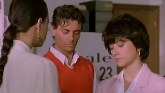 En Vintage Italiensk Pornostjerne Har Et Vildt Møde Med En Sexreporter.