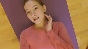 Fleksibel Yoga-Entusiast Praktiserer Sensuelle Stillinger