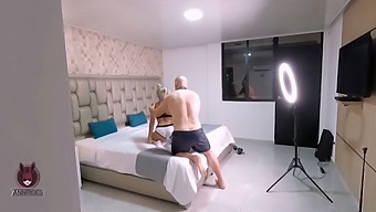 Él Me Filma Subrepticiamente Durante La Sesión De Fotos