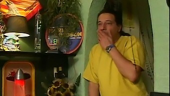Dos Hombres Dan Placer A Una Mujer Rubia En Un Bar