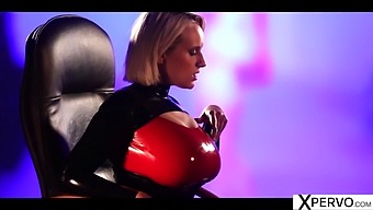 Femdom-Mistress Dominerer Med Ansigtssiddende Og Oralsex