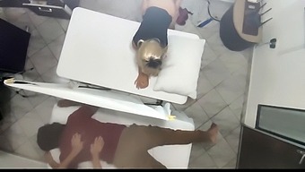Un Masaje Erótico Se Convierte En Un Trío Con Una Impresionante Esposa Y Su Masajista. ¡una Experiencia Que No Te Puedes Perder!