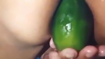 La Madrastra Se Entrega Al Juego Anal Con Un Gran Pepino Y Proporciona Una Prueba De Su Apertura