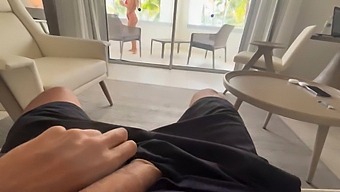 Jeg Snublet Over At Min Flatmate Tilfredsstilte Seg Selv Og Var Tvunget Til Å Elske Med Henne!