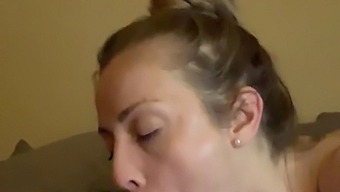 Deepthroating Og Knepning Med En Varm Blond Pornostjerne