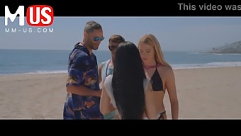 Mojados Y Salvajes: Estrellas Porno Asiáticas Y Parejas Cantan Y Follan En Hd