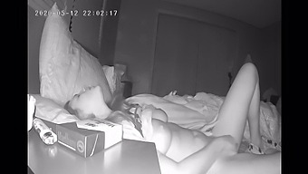 Une Femme Réservée Se Donnant Du Plaisir Avec Ses Doigts Devant La Caméra