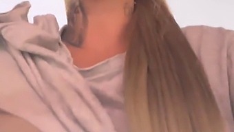 Jeg Træner I Fitnesscentret Og Føler Mig Varm, Så Jeg Tager Min T-Shirt Af Og Løsner Min Bh. Min Lyst Er Intens. (Våd Og Klar)